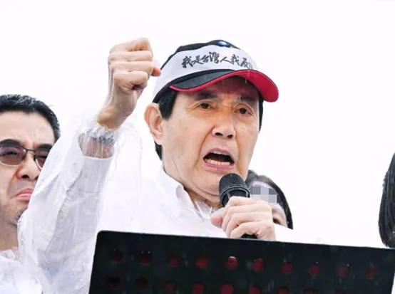 马英九26日参加国民党在凯达格兰大道举行的“反绿”抗议活动。 图源：台媒