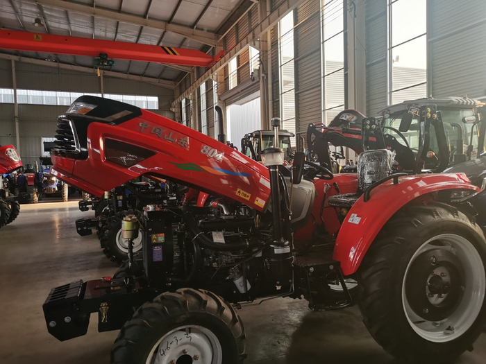 沙河镇一厂家展示的拖拉机。本文图片除标注外，均为澎湃新闻记者 朱远祥 胥辉 图