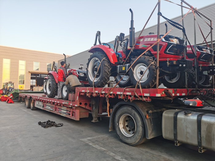 沙河镇一家拖拉机厂的工作人员正装货运往外地。