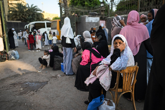 当地时间2025年4月12日，埃及开罗，苏丹难民等待乘车返乡。图/IC photo