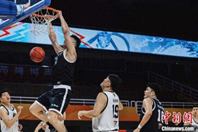 4月26日晚，2025“街球霸王”联赛首站巡回赛在南昌国际体育中心收官。主办方供图