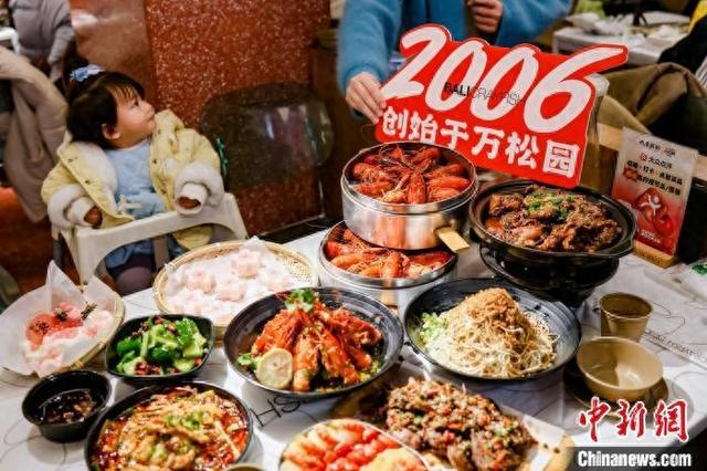 游客体验武汉特色小龙虾美食。 陈明 摄