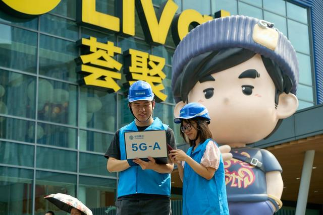 广西移动网络工程师周同学公仔打卡地进行5G-A网络检测 梁良摄