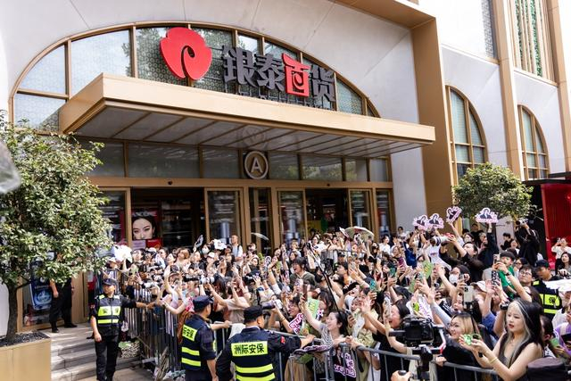 （杭州武林银泰的大型追星现场 资料图）
