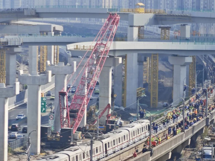 ▲线路设施和列车受损。