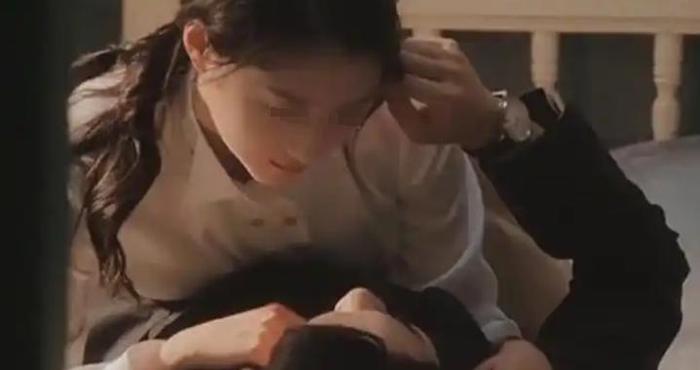 88年帮女同事修电闸,黑灯瞎火两人一起摔倒,她开口：你压我心上了