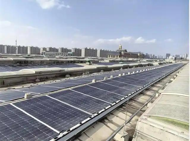 3月30日，地铁2号线塔利停车场分布式光伏发电项目成功并网并发电。（资料图）