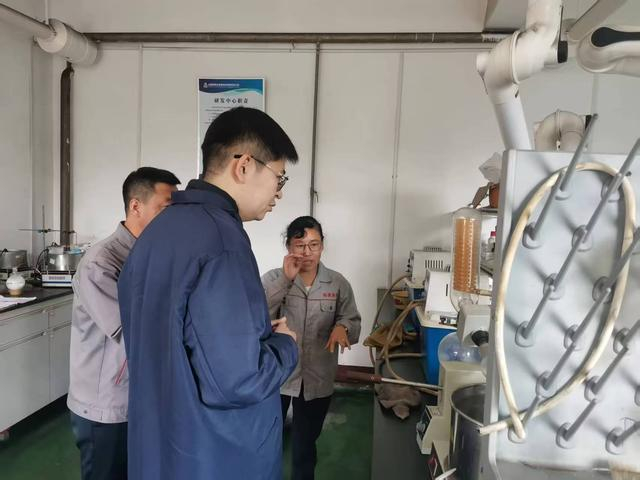 北大博士在山西裕英永旭新材料有限责任公司为一线工人提供技术指导。 高彬彬摄