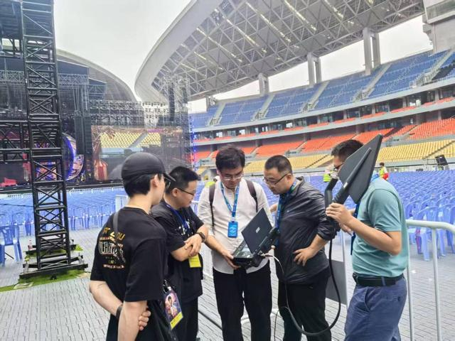 广西移动网络保障团队演唱会场馆内进行5G-A网络覆盖测试 黄雷摄
