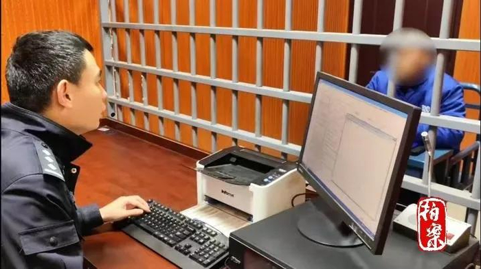 办案民警对犯罪嫌疑人进行调查。（浙江省东阳市公安局供图）