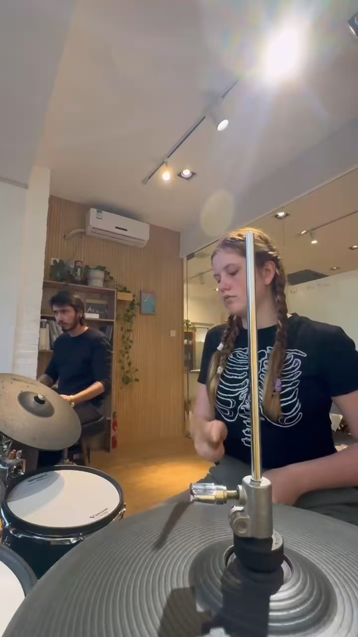 Lilia在上架子鼓课程