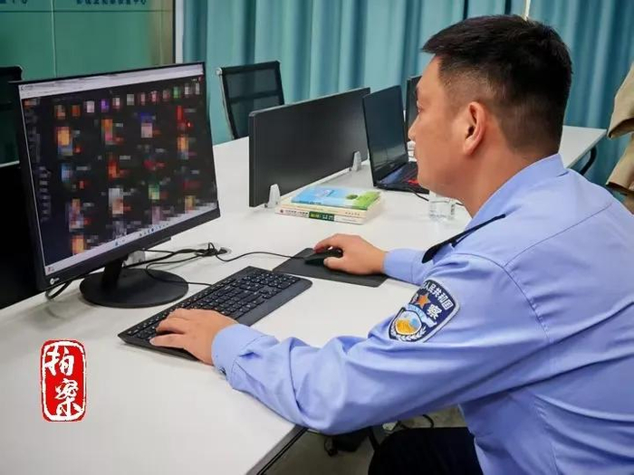 办案民警展示盗录电影非法传播网站。新华社记者 唐健辉 摄