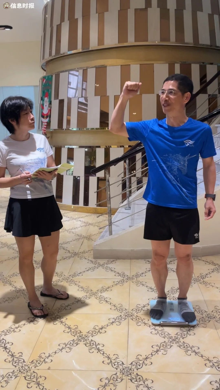 选手报名减重挑战赛并称体重。