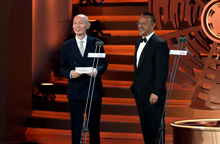 导演姜文、演员葛优为第十五届北京国际电影节“天坛奖”最佳影片《爱的暂停键》颁奖。 新京报记者 郭延冰 摄