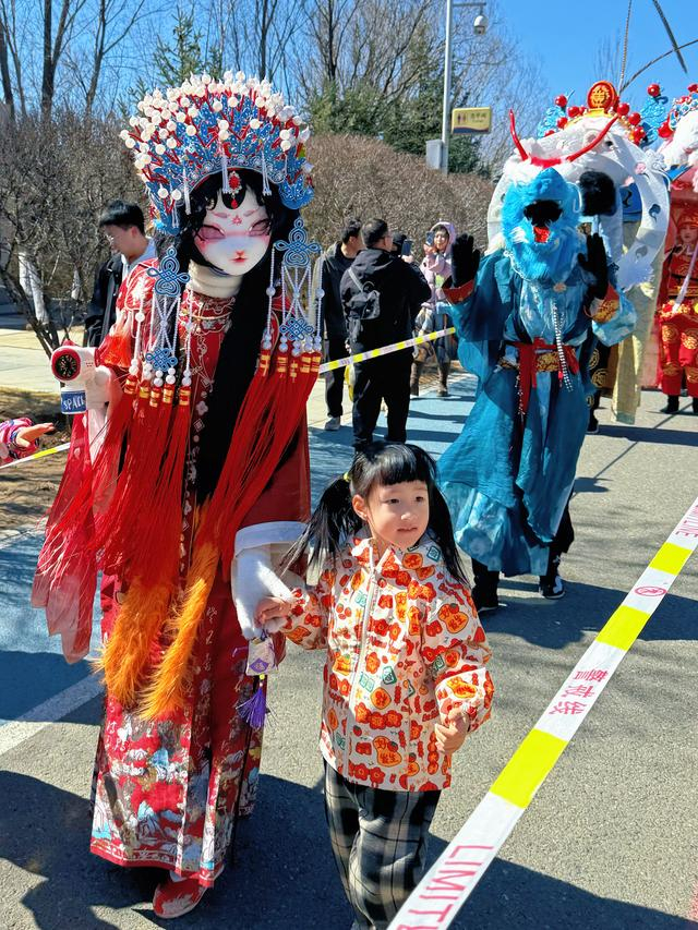 大青山野生动物园《奇缘仙集》九节仙姬与游客互动巡游。（资料图）