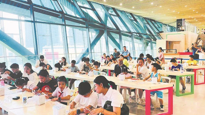     “五一”假期，成都博物馆将推出多种活动，图为亲子家庭在成都博物馆参加活动。
