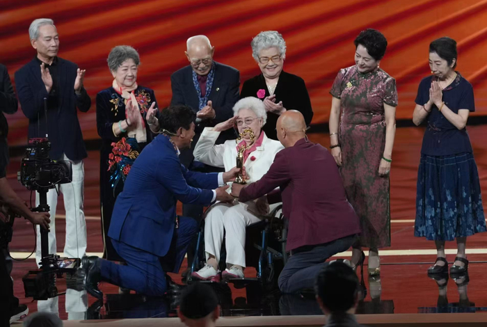 著名演员田华获得北京国际电影节“终身成就奖”。 新京报记者 郭延冰 摄