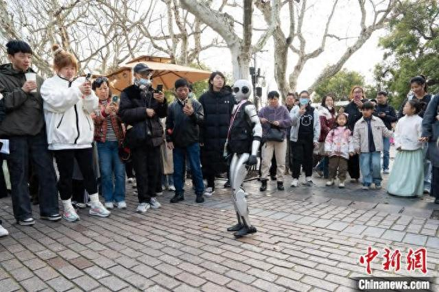 3月16日，杭州西湖边的“湖畔有艺市”市集“上岗”了一位人形机器人实习生，吸引众多游人驻足。 吴君毅 摄