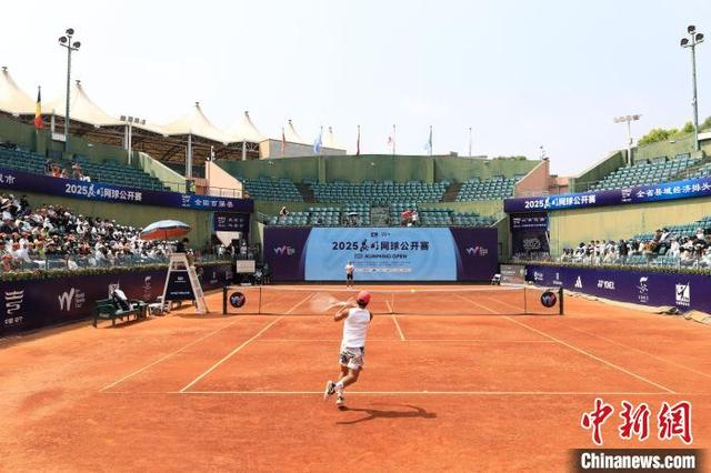 4月28日，2025昆明网球公开赛比赛现场。谢钢 摄
