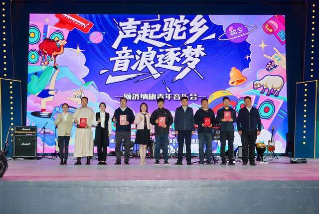 颁发“额济纳旗骆驼产业和文化青春推介官”证书。受访者供图