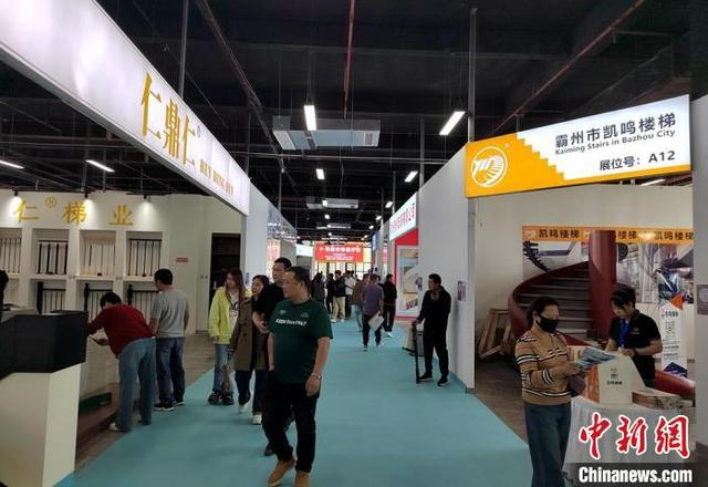 全国多地150余家楼梯生产企业汇聚江苏丰县交流发展心得。 朱志庚 摄