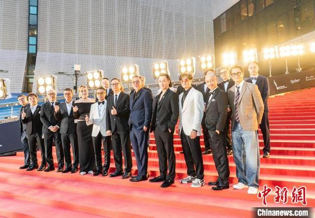 4月27日，第43届香港电影金像奖颁奖典礼在香港文化中心举行。图为《九龙城寨之围城》剧组成员亮相红毯。中新社记者 侯宇 摄