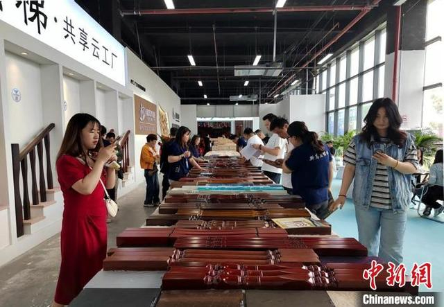 丰县完备的楼梯产业链吸引了全国多地“职业楼梯人”前来丰县调研、洽谈投资。 朱志庚 摄
