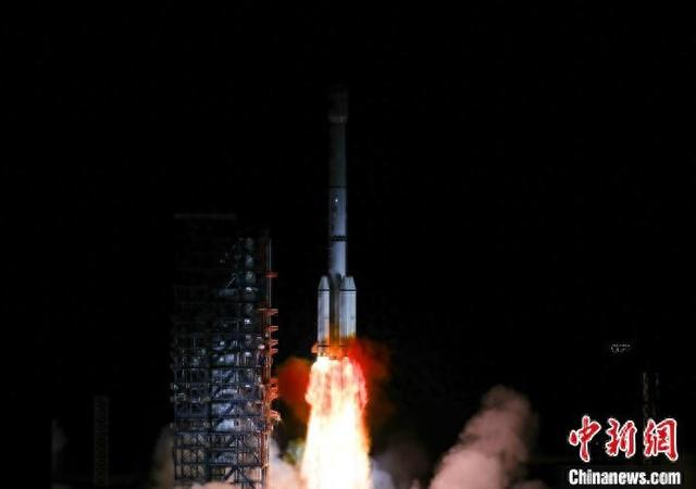 4月27日，长征三号乙运载火箭搭载着天链二号05星在西昌卫星发射中心成功发射。杨熙 摄