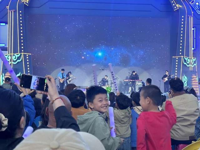 额济纳旗青少年在青年音乐会现场挥舞荧光棒。中青报·中青网记者 石佳/摄