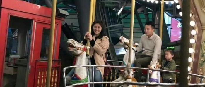 马筱梅给小玥儿过生日请来了全班同学，对比之前大S的做法，后妈和亲妈的区别显而易见