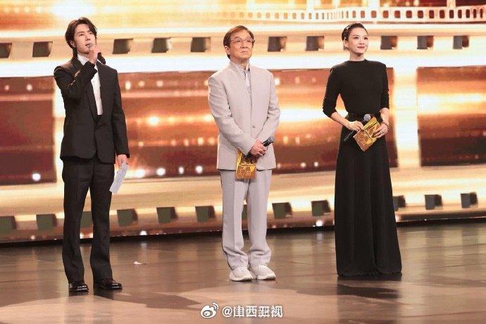 经纪人回应章子怡在舞台上意外摔倒：看了医生了，没问题的