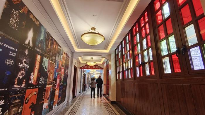 大世界内部海报走廊 视觉中国资料图