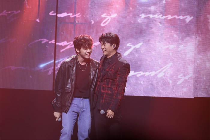 主演周奇和曾毅