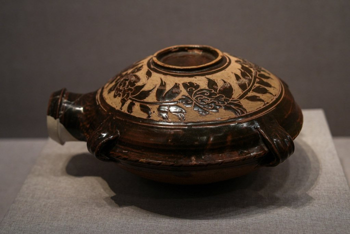 褐釉剔刻花四系扁壶