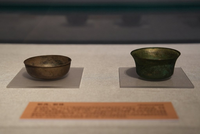 银钵（左），银洗（右）