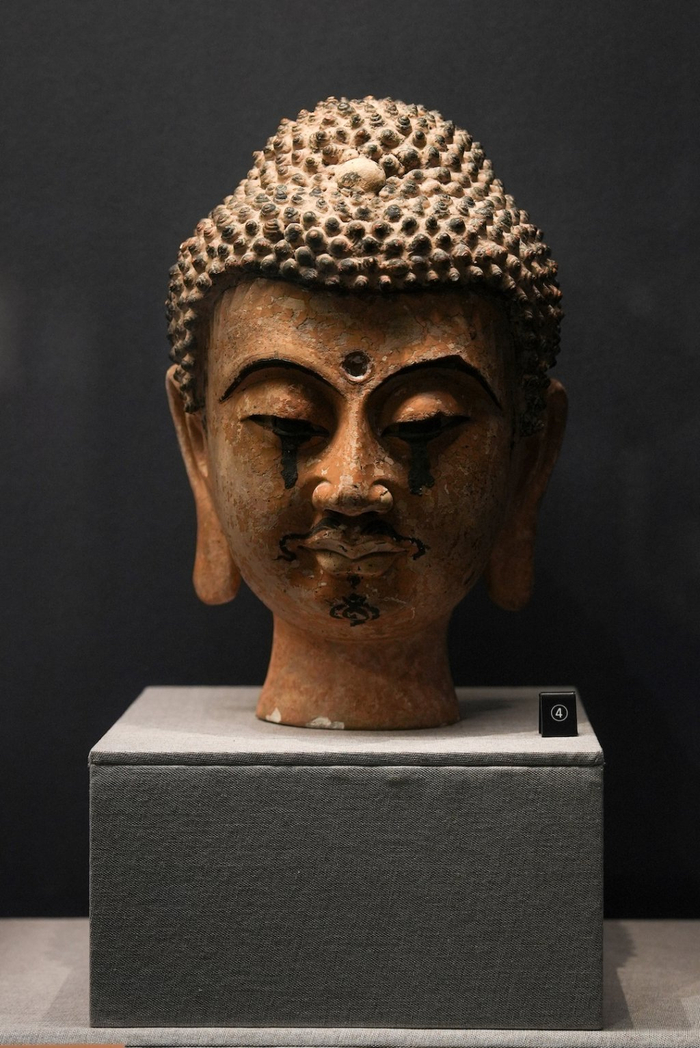 彩绘泥塑佛头像