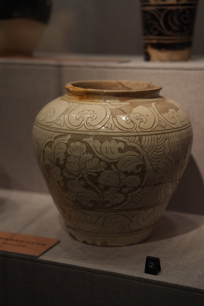 白釉剔刻牡丹花纹瓷罐 