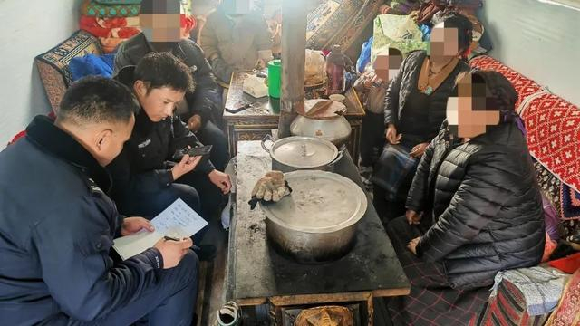 图为民警在定结县荣孔村走访摸排卓玛家人身份信息