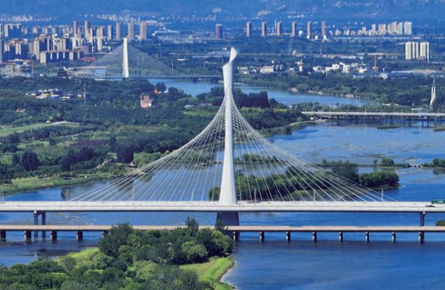 2024年8月27日，石家庄市复兴大街滹沱河大桥与太平河学府桥交相辉映。张震 摄