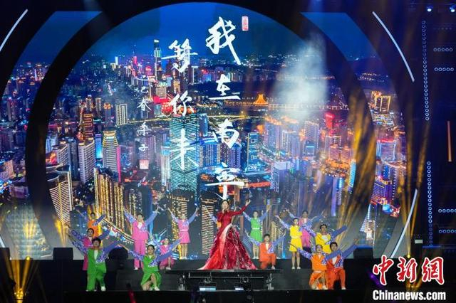 图为杨西音子演唱《我在南宁等你来》。中新社记者 陈冠言 摄