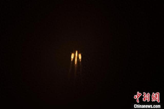 4月29日，中国在文昌航天发射场使用长征五号乙运载火箭/远征二号上面级，成功发射卫星互联网低轨03组卫星。都鑫鑫 摄