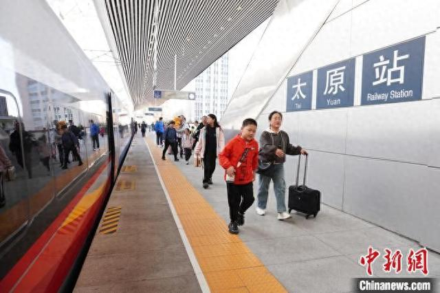 “五一”假期，太原铁路增开387趟旅客列车服务旅客出行。田国伟 摄