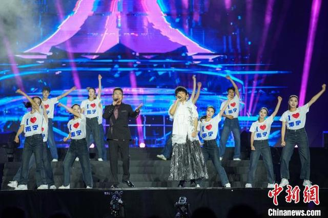 图为后弦、房少强演唱《南宁STYLE》。中新社记者 陈冠言 摄