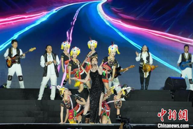 图为歌手汪小敏与焦点乐队带来《山歌好比春江水》。中新社记者 陈冠言 摄