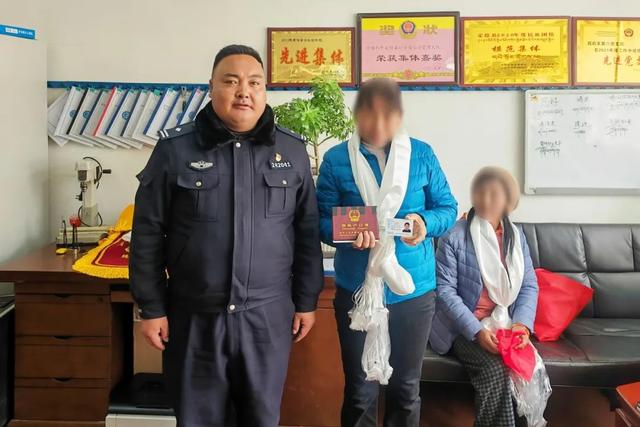 图为民警为卓玛及其亲人献上哈达，送上团圆祝福