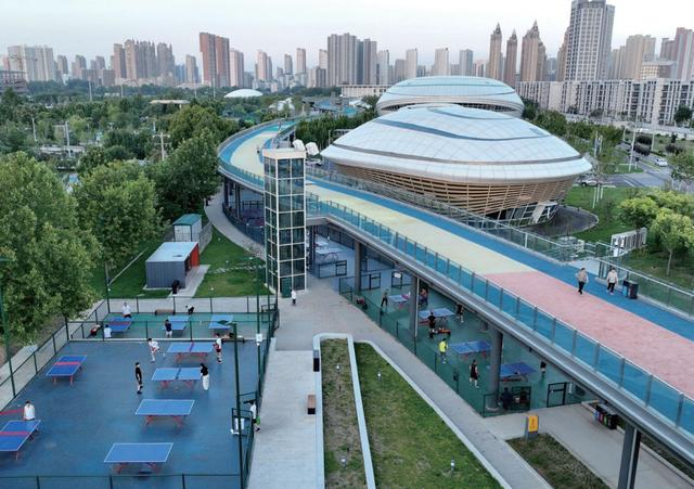 2024年8月5日，市民在石家庄中央绿色体育公园内打乒乓球。杨世尧 摄