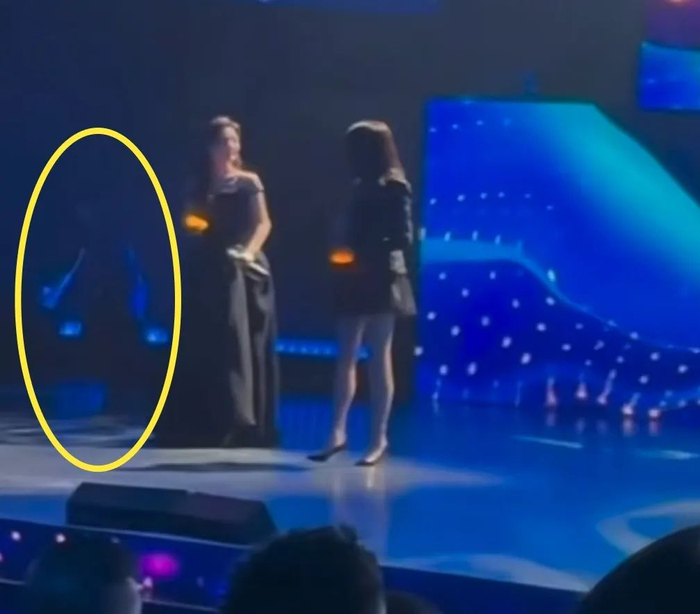 章子怡走在舞台侧面时，下楼梯摔倒