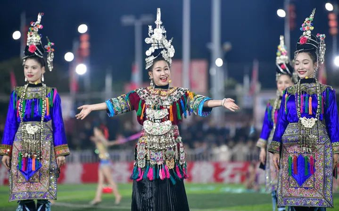 演员在贵州“村超”球场演唱动画电影《哪吒之魔童闹海》中的侗族大歌配乐（2025年3月14日摄）。新华社记者 杨文斌 摄