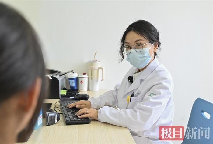 女孩总是边看视频边录屏，还反复观看，竟患上强迫症