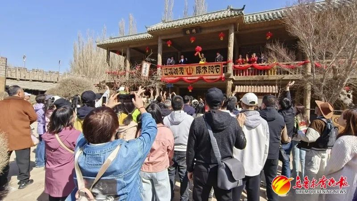 白水涧古镇景区绣楼前，“王员外招亲”活动引来众人驻足。资料图片